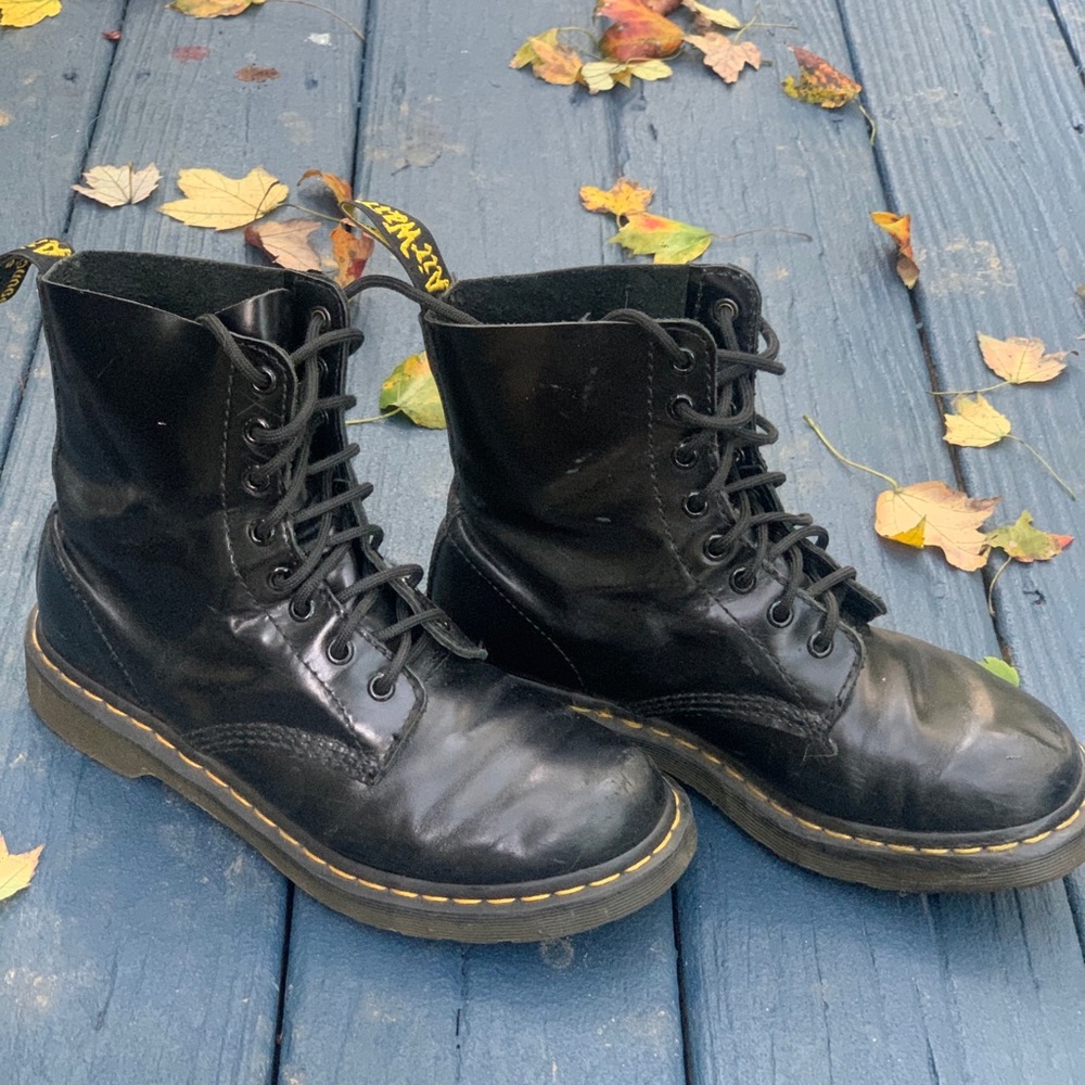 DR MARTEN BLACK SZ 8 BOOTS